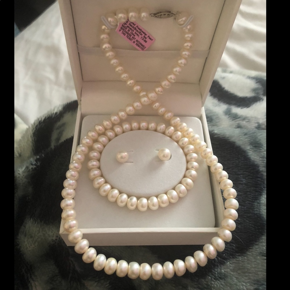 Fresh Water Pearl Necklace/bracelet/earring set